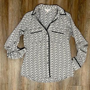 Beautiful blouse! Great for work or just because.